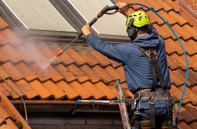 Démoussage et hydrofuge de toiture à Fos